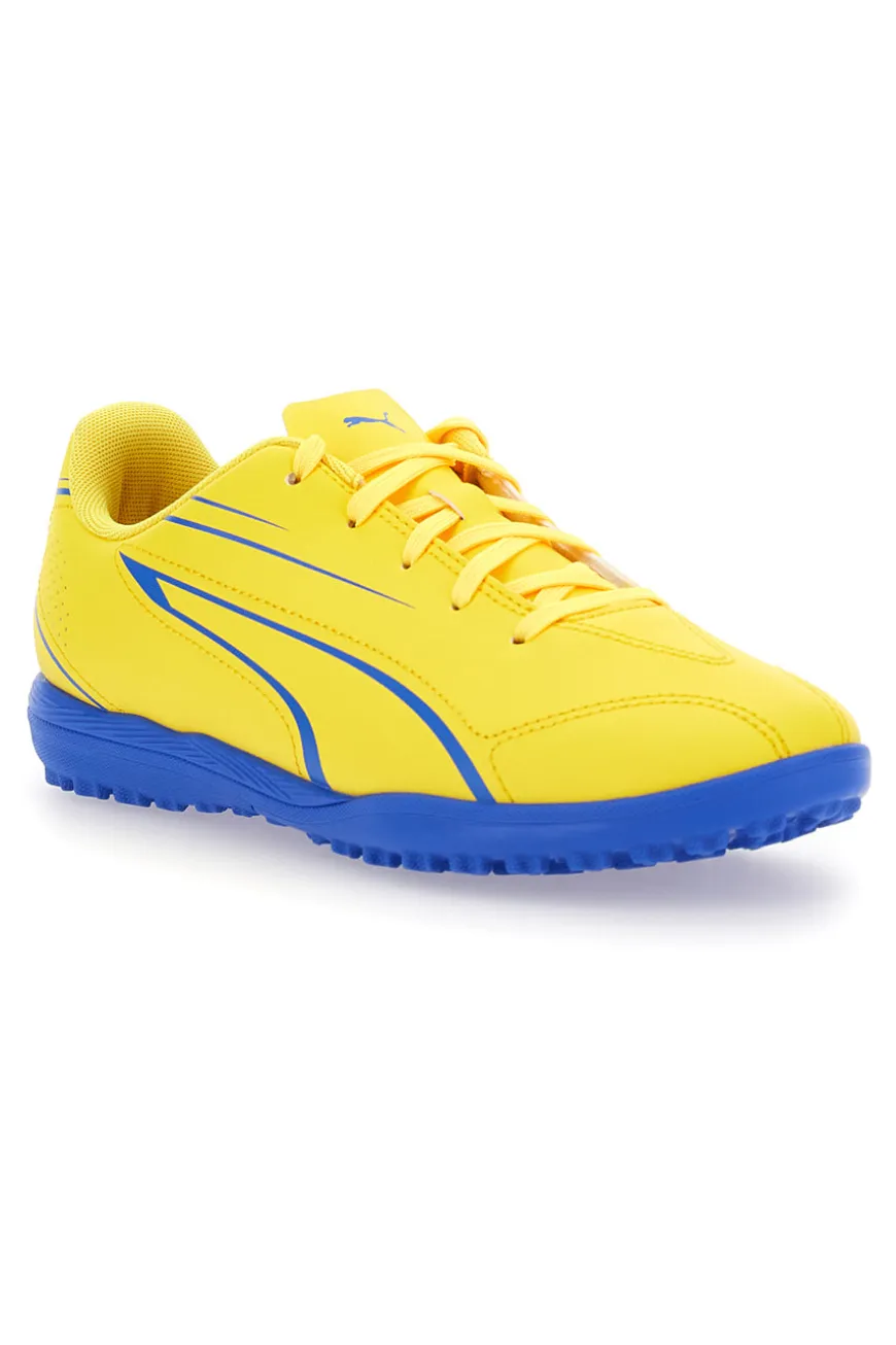 Gelbe Fußballschuhe und blaue Sohle von Puma Vitoria TT JR