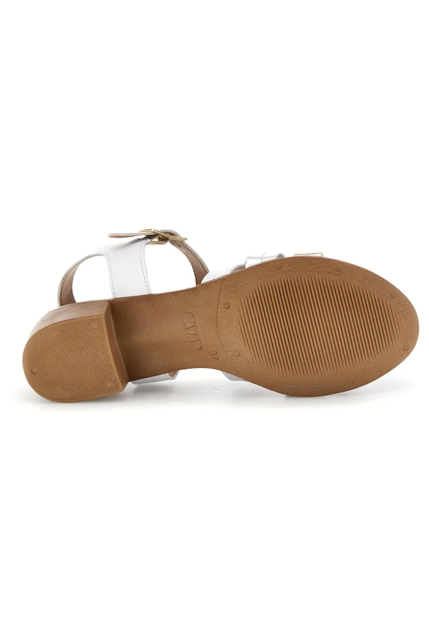 Sandali bianchi e argento in pelle con fasce incrociate Pittarello look 243205