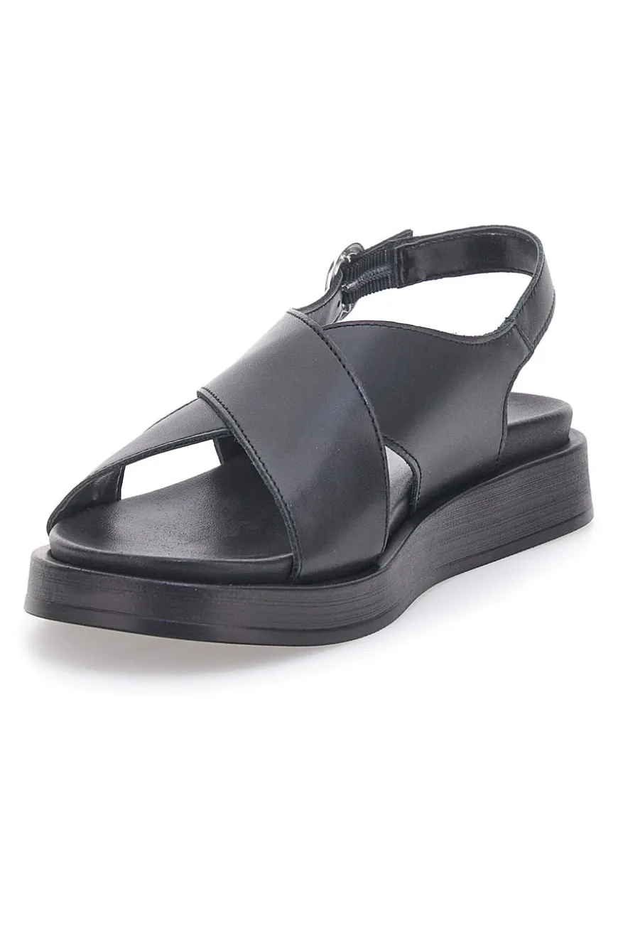 Sandali neri in pelle design minimal Pittarello Focus 28058