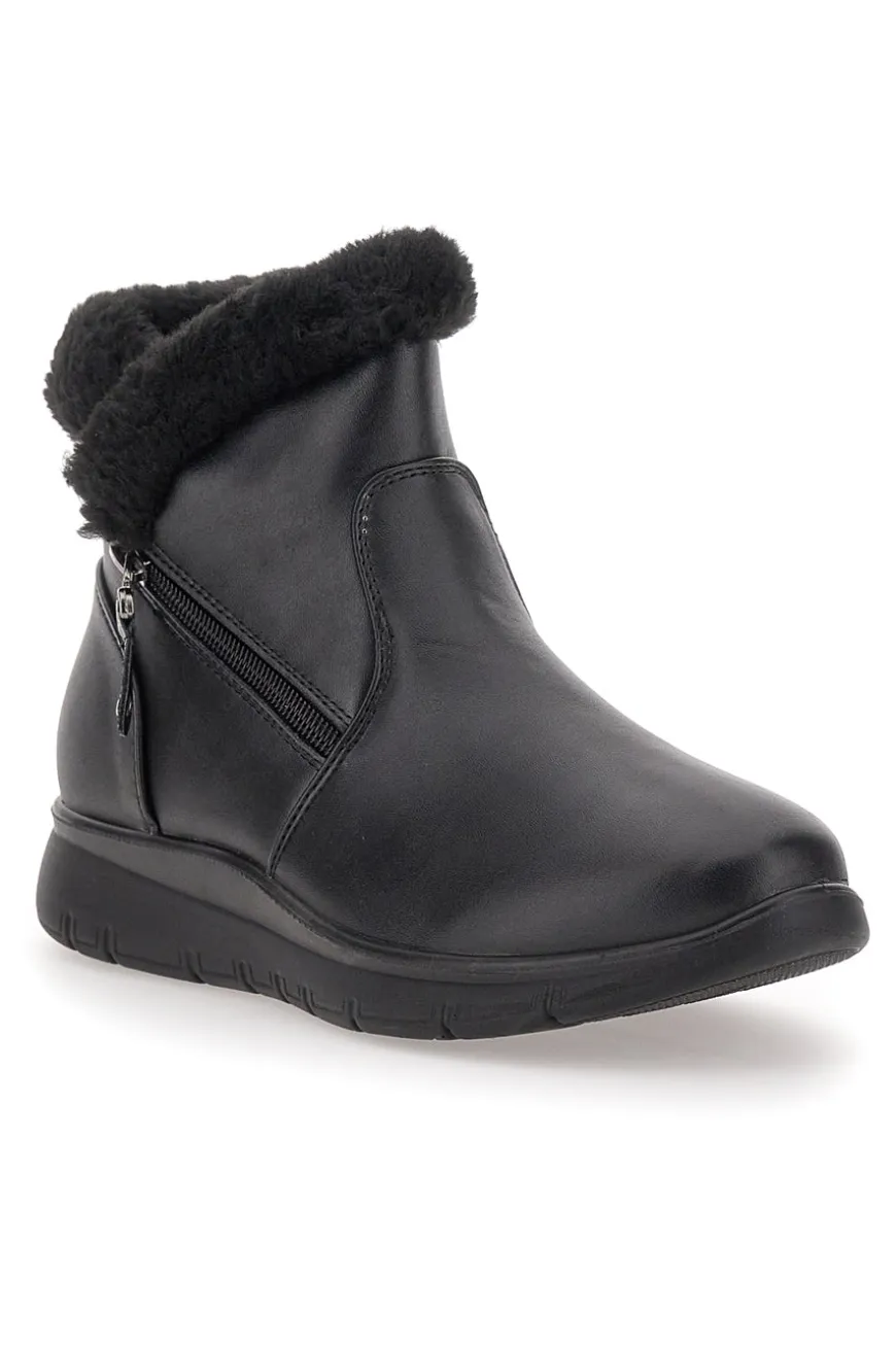 Schwarze Stiefeletten mit Reißverschluss im Café kosten 4195