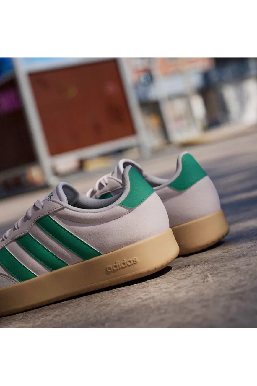 Sneakers beige con strisce verdi e dettagli in suede Adidas Barreda