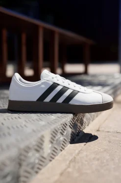 Sneakers bianche con strisce nere e punta in suede Adidas VL Court Base