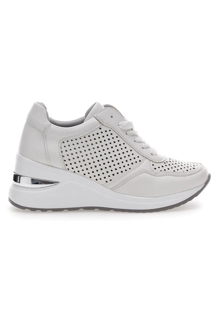Sneakers bianche con zeppa traforate Mio tempo 137