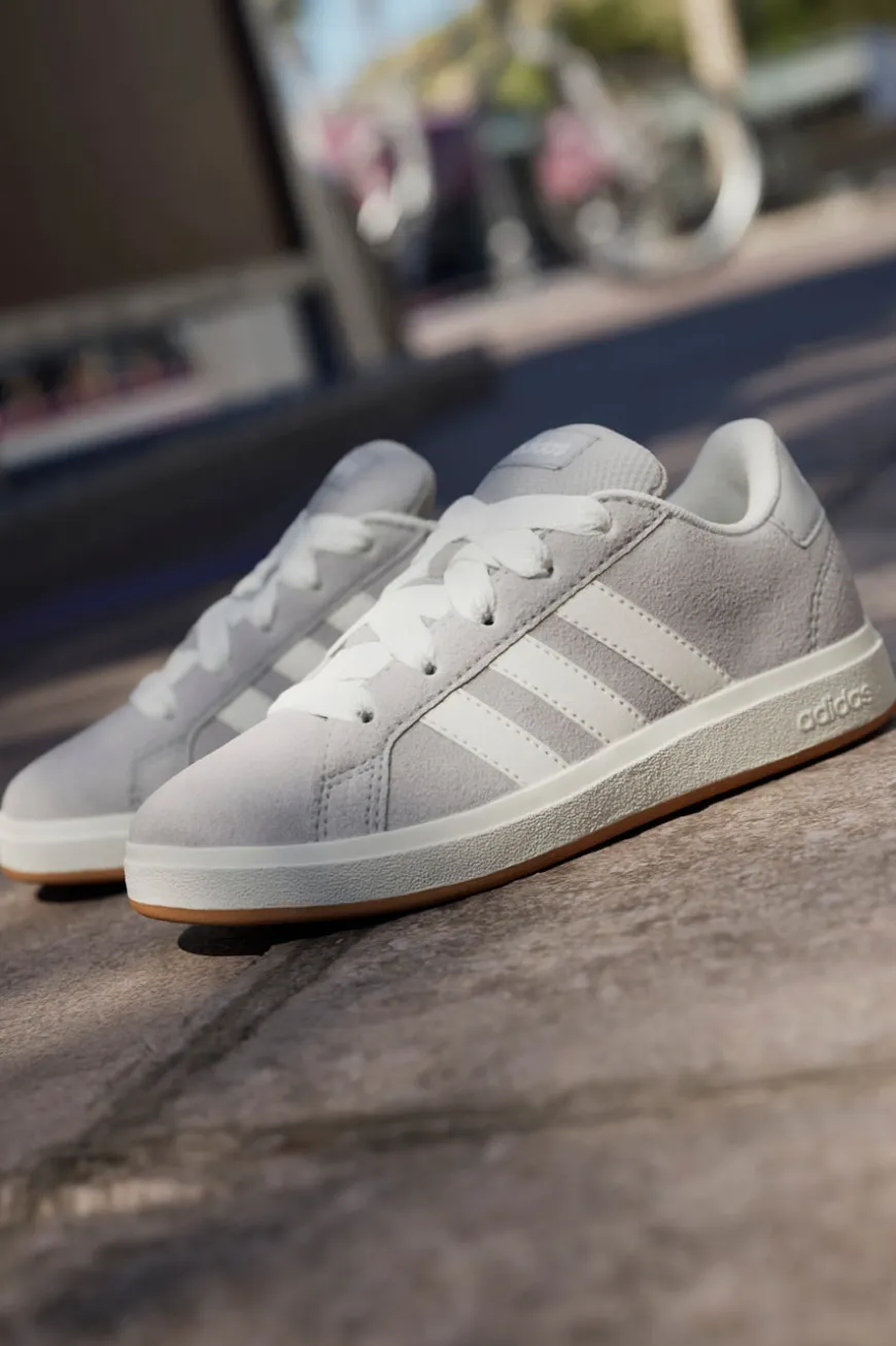 Sneakers grigie in suede con strisce bianche Adidas Grand Court 00s K
