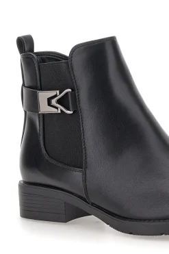 The First P623 Niedrige schwarze Stiefeletten mit seitlicher Schnalle
