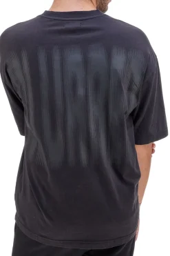 T-shirt nera con scritta 