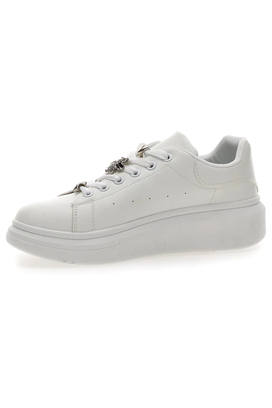 Weiße Sneakers mit dekorativen Clips CAFE' COST LAILITZ004