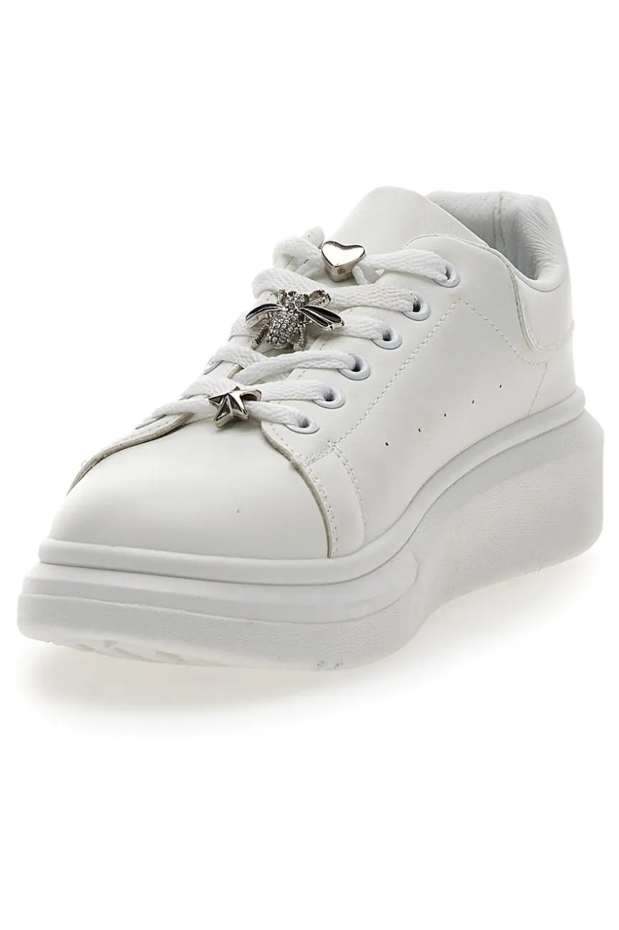 Weiße Sneakers mit dekorativen Clips CAFE' COST LAILITZ004